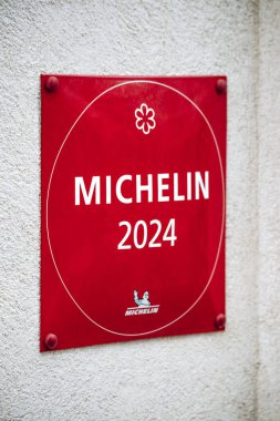Nice, Fransa - 8 Şubat 2025: Bir Michelin 2024 plaketi bir restoranın girişinde sergileniyor, bu da yüksek kalitede yemek pişirildiğini gösteriyor..