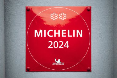 Nice, Fransa - 8 Şubat 2025: Bir Michelin 2024 plaketi bir restoranın girişinde sergilenen iki yıldızlı, servis dışı bir mutfağı sembolize eden.