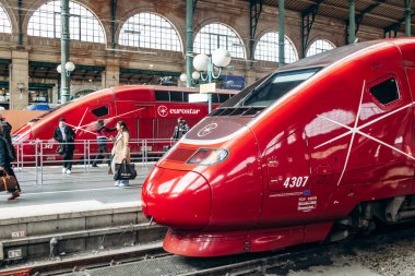 Paris, Fransa - 23 Şubat 2025: Gare du Nord tren istasyonunda modern kırmızı Eurostar yüksek hızlı tren