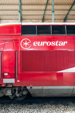 Paris, Fransa - 23 Şubat 2025: Gare du Nord tren istasyonunda modern kırmızı Eurostar yüksek hızlı tren