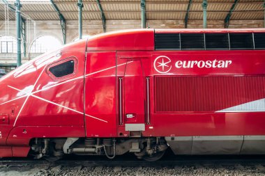 Paris, Fransa - 23 Şubat 2025: Gare du Nord tren istasyonunda modern kırmızı Eurostar yüksek hızlı tren