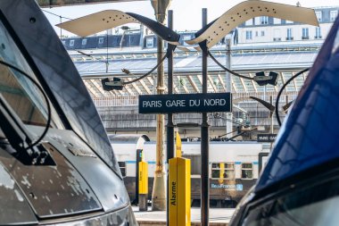 Paris, Fransa - 23 Şubat 2025: Gare du Nord istasyonunda modern çift katlı SNCF TGV ve TER bölgesel trenler