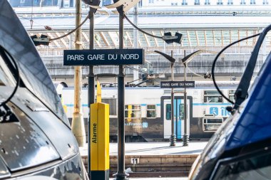 Paris, Fransa - 23 Şubat 2025: Gare du Nord istasyonunda modern çift katlı SNCF TGV ve TER bölgesel trenler
