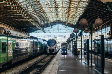 Paris, Fransa - 23 Şubat 2025: Gare du Nord istasyonunun modern cam çatısı, platformdaki çift katlı SNCF trenleri, boş raylar, kentsel demiryolu mimarisi