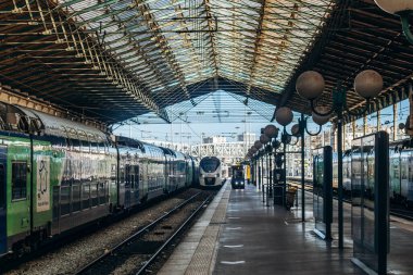 Paris, Fransa - 23 Şubat 2025: Gare du Nord istasyonunun modern cam çatısı, platformdaki çift katlı SNCF trenleri, boş raylar, kentsel demiryolu mimarisi