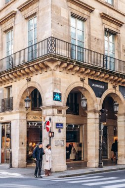 Paris, Fransa - 23 Şubat 2025 Saint-Honore sokağının köşesi ve Piramitler sokağı, klasik Paris atarileri, yaya geçitleri, tarihi mimari