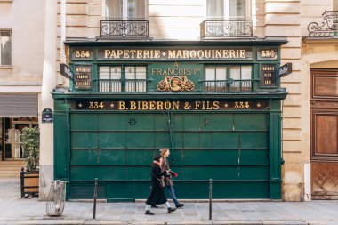 Paris, Fransa - 23 Şubat 2025: B. Biberon ve Fils 'in tarihi mağazası, klasik tabelası olan yeşil ve altın cephe, Saint-Honore sokağı, Paris