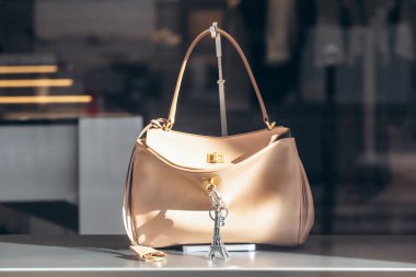 Paris, Fransa - 23 Şubat 2025: Saint Honore sokağında Balenciaga butik sergisi, anahtarlık ve tılsımlı siyah deri çanta