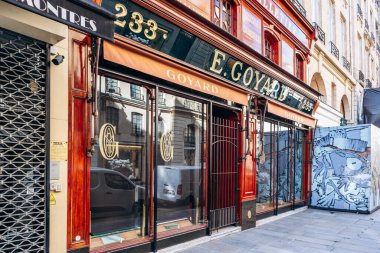 Paris, Fransa - 23 Şubat 2025: Saint Honore sokağındaki Goyard butik cephesi, altın logolu klasik ahşap dış görünüş, tarihi lüks bagaj mağazası