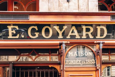 Paris, Fransa - 23 Şubat 2025: Saint Honore sokağındaki Goyard butik cephesi, altın logolu klasik ahşap dış görünüş, tarihi lüks bagaj mağazası