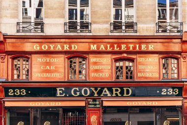 Paris, Fransa - 23 Şubat 2025: Saint Honore sokağındaki Goyard butik cephesi, altın logolu klasik ahşap dış görünüş, tarihi lüks bagaj mağazası