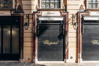 Paris, Fransa - 23 Şubat 2025: Vendome Meydanı yakınlarındaki Chopard butik cephesi