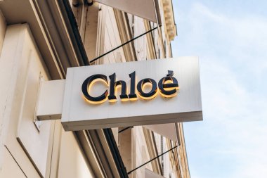 Paris, Fransa - 23 Şubat 2025: Chloe butik tabelası üzerinde siyah harfler ve beyaz cephede altın arka ışıklandırma, Saint-Honor sokağı