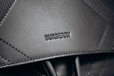 Paris, Fransa - 23 Şubat 2025: Kabartmalı amblem ve imza kontrol detaylarıyla Burberry siyah deri çantasının yakın çekimi