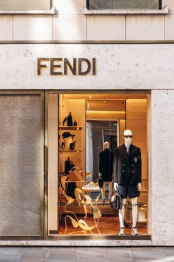 Paris, Fransa - 23 Şubat 2025: Saint-Honore sokağında Fendi butiği, altın logolu modern taş cephe, vitrinler, mankenler ve özel tasarım çantalar