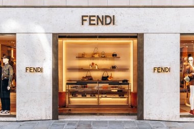 Paris, Fransa - 23 Şubat 2025: Saint-Honore sokağında Fendi butiği, altın logolu modern taş cephe, vitrinler, mankenler ve özel tasarım çantalar