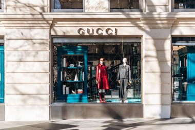 Paris, Fransa - 23 Şubat 2025: Saint Honore sokağındaki Gucci butik vitrini