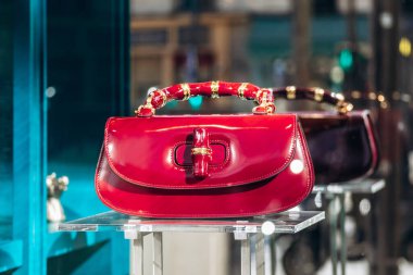Paris, Fransa - 23 Şubat 2025: Saint Honore butik vitrininde bambu saplı ve altın donanımlı Gucci kırmızı deri çanta