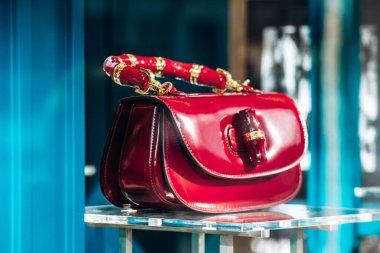 Paris, Fransa - 23 Şubat 2025: Saint Honore butik vitrininde bambu saplı ve altın donanımlı Gucci kırmızı deri çanta