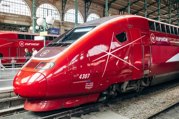 Paris, Fransa - 23 Şubat 2025: Gare du Nord tren istasyonunda modern kırmızı Eurostar yüksek hızlı tren