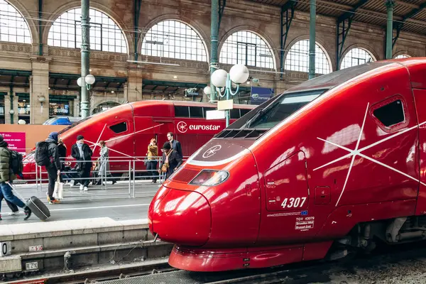 Paris, Fransa - 23 Şubat 2025: Gare du Nord tren istasyonunda modern kırmızı Eurostar yüksek hızlı tren