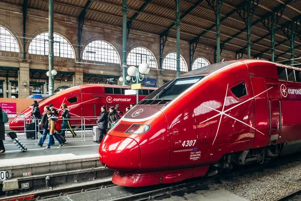 Paris, Fransa - 23 Şubat 2025: Gare du Nord tren istasyonunda modern kırmızı Eurostar yüksek hızlı tren