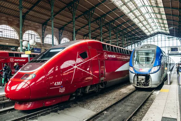 Paris, Fransa - 23 Şubat 2025: Gare du Nord tren istasyonunda modern kırmızı Eurostar yüksek hızlı tren