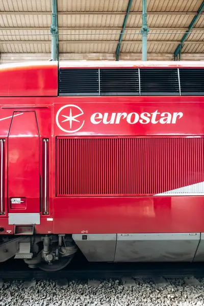 Paris, Fransa - 23 Şubat 2025: Gare du Nord tren istasyonunda modern kırmızı Eurostar yüksek hızlı tren