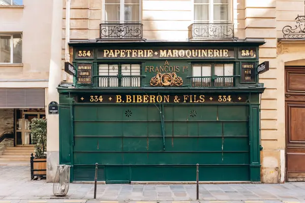 Paris, Fransa - 23 Şubat 2025: B. Biberon ve Fils 'in tarihi mağazası, klasik tabelası olan yeşil ve altın cephe, Saint-Honore sokağı, Paris