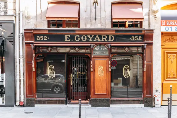 Paris, Fransa - 23 Şubat 2025: Saint Honore sokağındaki Goyard butik cephesi, altın logolu klasik ahşap dış görünüş, tarihi lüks bagaj mağazası