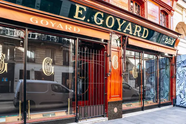 Paris, Fransa - 23 Şubat 2025: Saint Honore sokağındaki Goyard butik cephesi, altın logolu klasik ahşap dış görünüş, tarihi lüks bagaj mağazası