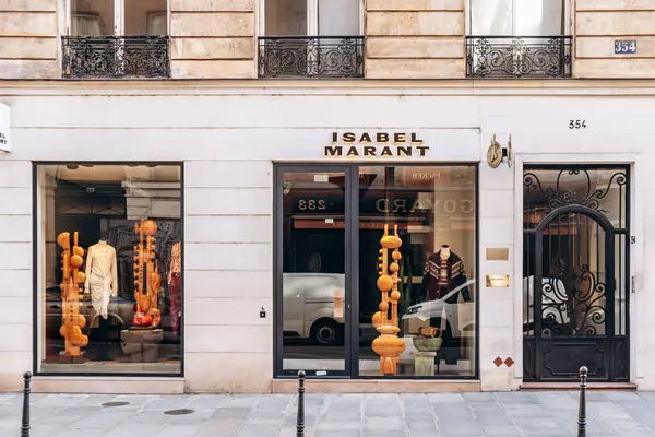 Paris, Fransa - Isabel Marant butiği, taş cephe, altın logo, mankenler ve vitrinler, Saint-Honore caddesi