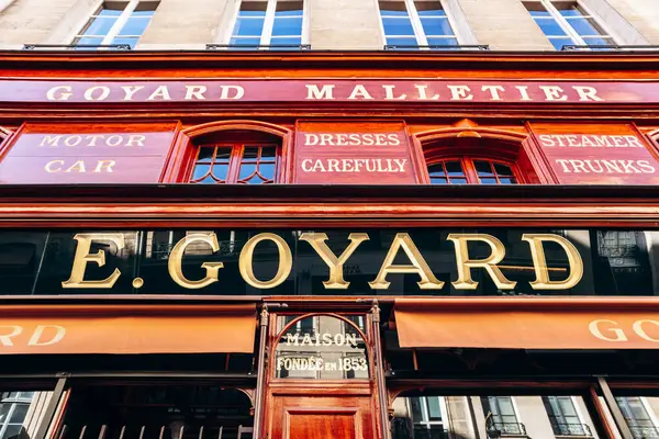 Paris, Fransa - 23 Şubat 2025: Saint Honore sokağındaki Goyard butik cephesi, altın logolu klasik ahşap dış görünüş, tarihi lüks bagaj mağazası