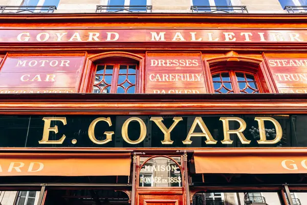 Paris, Fransa - 23 Şubat 2025: Saint Honore sokağındaki Goyard butik cephesi, altın logolu klasik ahşap dış görünüş, tarihi lüks bagaj mağazası