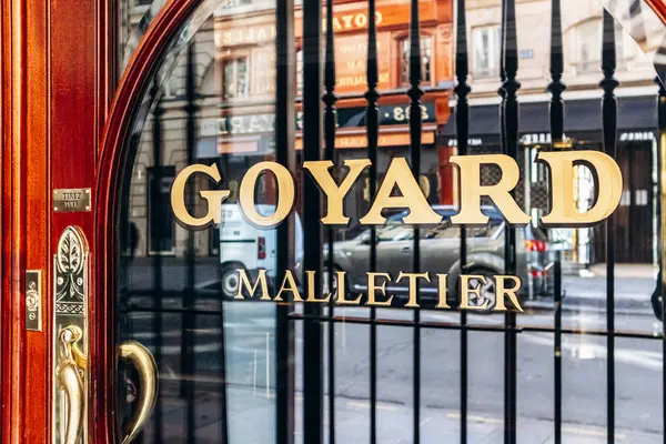 Paris, Fransa - 23 Şubat 2025: Saint Honore sokağındaki Goyard butik cephesi, altın logolu klasik ahşap dış görünüş, tarihi lüks bagaj mağazası
