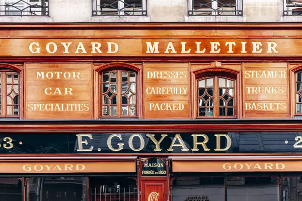 Paris, Fransa - 23 Şubat 2025: Saint Honore sokağındaki Goyard butik cephesi, altın logolu klasik ahşap dış görünüş, tarihi lüks bagaj mağazası