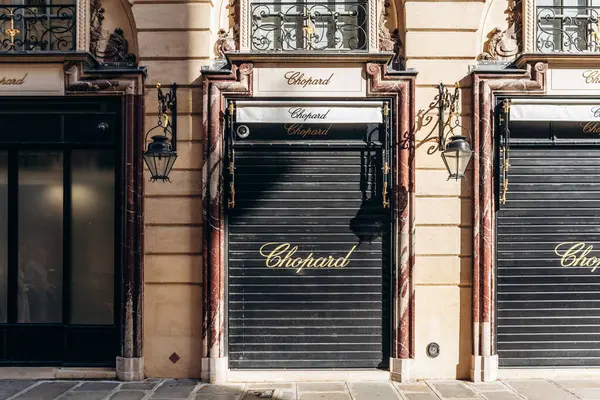 Paris, Fransa - 23 Şubat 2025: Vendome Meydanı yakınlarındaki Chopard butik cephesi