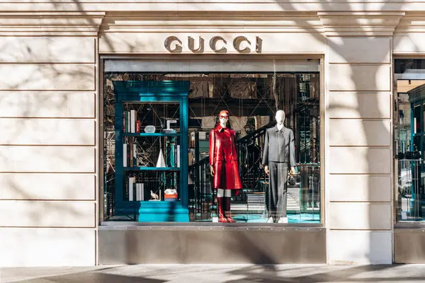 Paris, Fransa - 23 Şubat 2025: Saint Honore sokağındaki Gucci butik vitrini