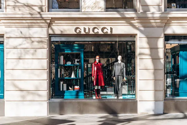 Paris, Fransa - 23 Şubat 2025: Saint Honore sokağındaki Gucci butik vitrini