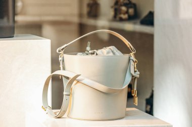 Paris, Fransa - 23 Şubat 2025: Butik vitrin vitrininde Lanvin bej deri çanta, altın donanım, lüks moda aksesuarı