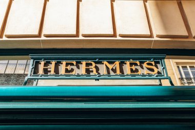 Paris, Fransa - 23 Şubat 2025: Rue Saint Honore 'daki Hermes butik tabelası, lüks moda mağazası cephesi, klasik Paris mimarisi