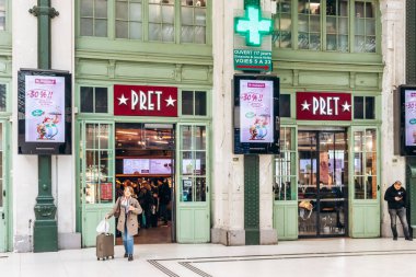 Paris, Fransa - 23 Şubat 2025: Gare de Lyon tren istasyonunda bir yemlik kafe girişi