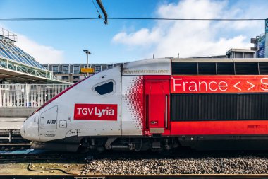Paris, Fransa - 26 Şubat 2025: Modern yüksek hızlı TGV Lyria treni tren istasyonunda, Fransa Suisse markalı kırmızı ve beyaz vagonlar