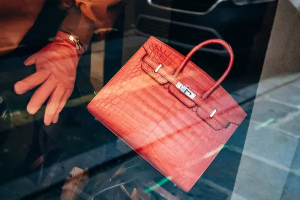 Paris, Fransa - 23 Şubat 2025: Hermes Birkin timsah derisi çanta, altın donanım, butik vitrininde lüks aksesuar