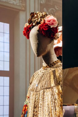 Paris, Fransa - 23 Şubat 2025: Grand Palais 'de Dolce Gabbana sergisi, ilk defa lüks moda evinin benzersiz eserlerini bir araya getirdi.