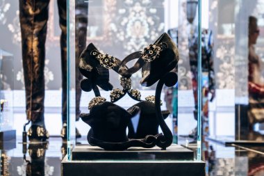 Paris, Fransa - 23 Şubat 2025: Grand Palais 'de Dolce Gabbana sergisi, ilk defa lüks moda evinin benzersiz eserlerini bir araya getirdi.