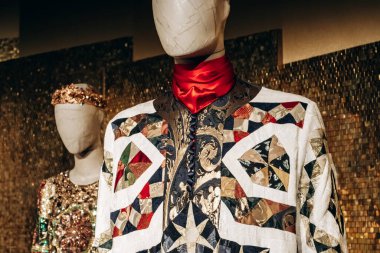 Paris, Fransa - 23 Şubat 2025: Grand Palais 'de Dolce Gabbana sergisi, ilk defa lüks moda evinin benzersiz eserlerini bir araya getirdi.