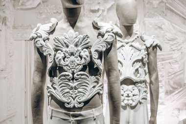 Paris, Fransa - 23 Şubat 2025: Grand Palais 'de Dolce Gabbana sergisi, ilk defa lüks moda evinin benzersiz eserlerini bir araya getirdi.