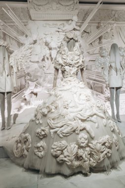 Paris, Fransa - 23 Şubat 2025: Grand Palais 'de Dolce Gabbana sergisi, ilk defa lüks moda evinin benzersiz eserlerini bir araya getirdi.