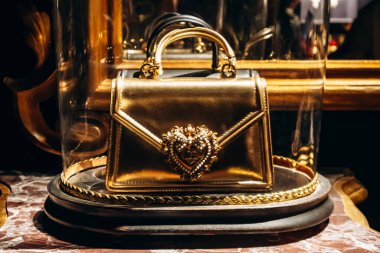 Paris, Fransa - 23 Şubat 2025: Grand Palais 'de Dolce Gabbana sergisi, ilk defa lüks moda evinin benzersiz eserlerini bir araya getirdi.